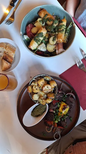 Bœuf grillé, pommes grenaille et pesto, vu du dessus