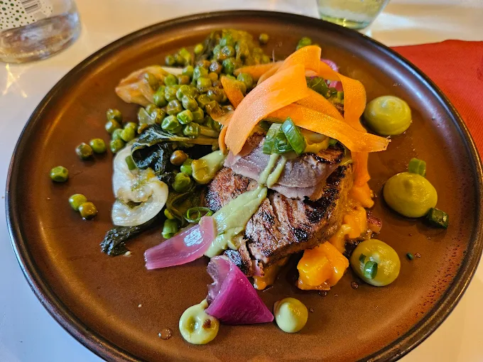 Assiette de bœuf, petits pois et carottes