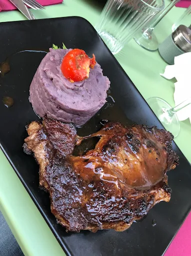 Pièce de viande laquée, purée de vitelotte