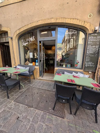 Façade et terrasse du restaurant Les Pas Sages