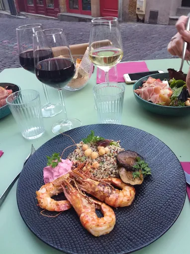 Gambas grillées et quinoa, servies en terrasse