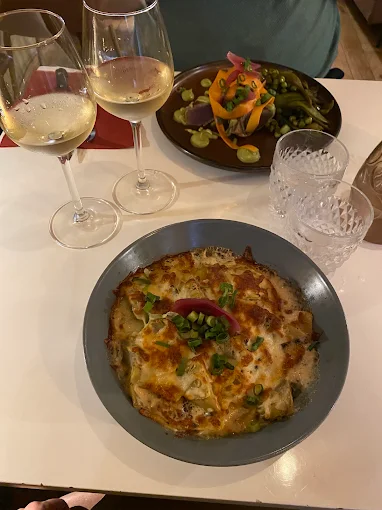 Ravioles gratinées et verres de vin blanc
