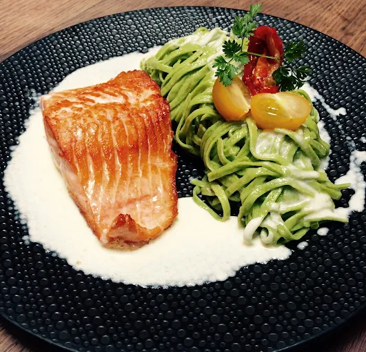 Pavé de saumon snacké, tagliatelles vertes